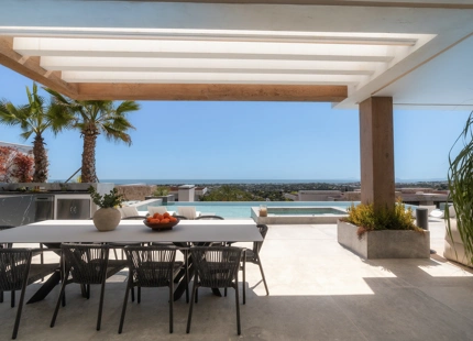 VILLA CONTEMPORÁNEA CON VISTAS PANORÁMICAS AL MAR EN EL HERROJO ALTO