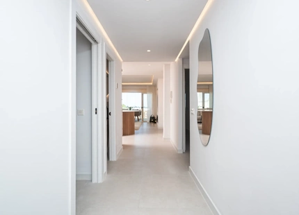 APARTAMENTO CONTEMPORÁNEO CON VISTAS AL MAR EN VENTA EN LA CERQUILLA, NUEVA ANDALUCÍA