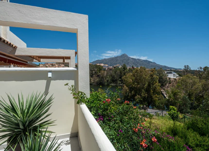 APARTAMENTO CONTEMPORÁNEO CON VISTAS AL MAR EN VENTA EN LA CERQUILLA, NUEVA ANDALUCÍA
