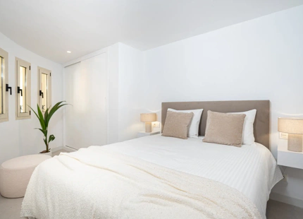 APARTAMENTO CONTEMPORÁNEO CON VISTAS AL MAR EN VENTA EN LA CERQUILLA, NUEVA ANDALUCÍA