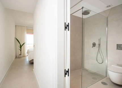 APARTAMENTO CONTEMPORÁNEO CON VISTAS AL MAR EN VENTA EN LA CERQUILLA, NUEVA ANDALUCÍA