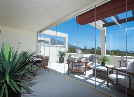 APARTAMENTO CONTEMPORÁNEO CON VISTAS AL MAR EN VENTA EN LA CERQUILLA, NUEVA ANDALUCÍA