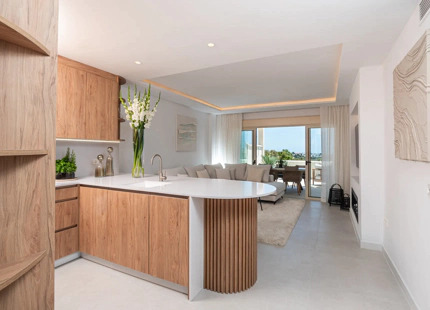 APARTAMENTO CONTEMPORÁNEO CON VISTAS AL MAR EN VENTA EN LA CERQUILLA, NUEVA ANDALUCÍA
