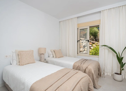 APARTAMENTO CONTEMPORÁNEO CON VISTAS AL MAR EN VENTA EN LA CERQUILLA, NUEVA ANDALUCÍA