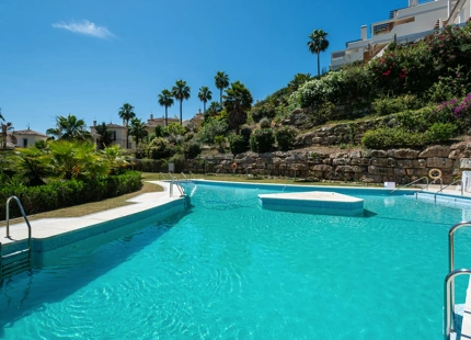 APARTAMENTO CONTEMPORÁNEO CON VISTAS AL MAR EN VENTA EN LA CERQUILLA, NUEVA ANDALUCÍA