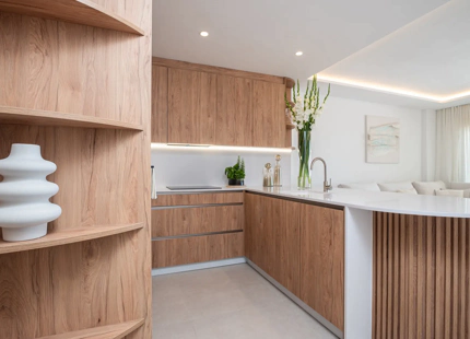 APARTAMENTO CONTEMPORÁNEO CON VISTAS AL MAR EN VENTA EN LA CERQUILLA, NUEVA ANDALUCÍA