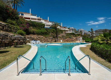 APARTAMENTO CONTEMPORÁNEO CON VISTAS AL MAR EN VENTA EN LA CERQUILLA, NUEVA ANDALUCÍA