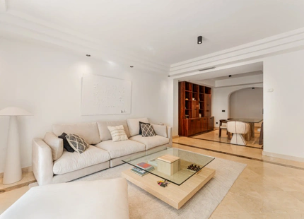 APARTAMENTO REFINADO EN VENTA EN SIERRA BLANCA, MILLA DE ORO DE MARBELLA