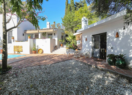 VILLA ANDALUZA CON ENCANTO EN VENTA CON ESTUDIO EN EL PADRÓN, ESTEPONA