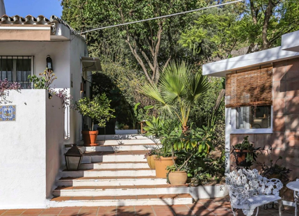 VILLA ANDALUZA CON ENCANTO EN VENTA CON ESTUDIO EN EL PADRÓN, ESTEPONA