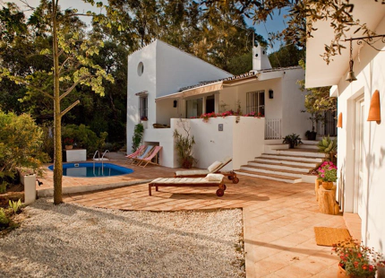 VILLA ANDALUZA CON ENCANTO EN VENTA CON ESTUDIO EN EL PADRÓN, ESTEPONA