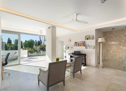 CONTEMPORARY FAMILY VILLA WITH SEA BREEZES AND PRIME CONNECTIVITY IN EL ROSARIO