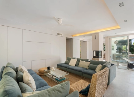 CONTEMPORARY FAMILY VILLA WITH SEA BREEZES AND PRIME CONNECTIVITY IN EL ROSARIO