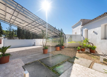 CONTEMPORARY FAMILY VILLA WITH SEA BREEZES AND PRIME CONNECTIVITY IN EL ROSARIO