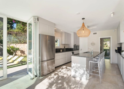 CONTEMPORARY FAMILY VILLA WITH SEA BREEZES AND PRIME CONNECTIVITY IN EL ROSARIO
