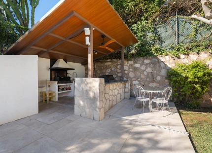 CONTEMPORARY FAMILY VILLA WITH SEA BREEZES AND PRIME CONNECTIVITY IN EL ROSARIO