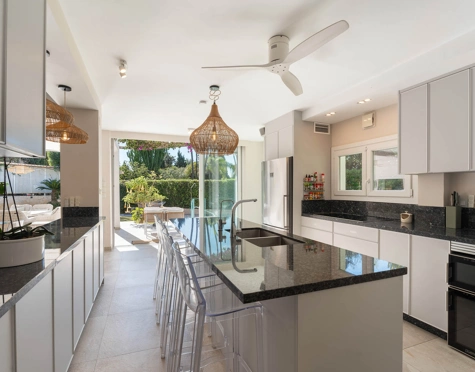 Villa for sale in El Rosario, Marbella Este