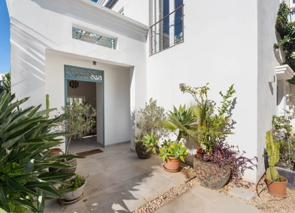 CONTEMPORARY FAMILY VILLA WITH SEA BREEZES AND PRIME CONNECTIVITY IN EL ROSARIO