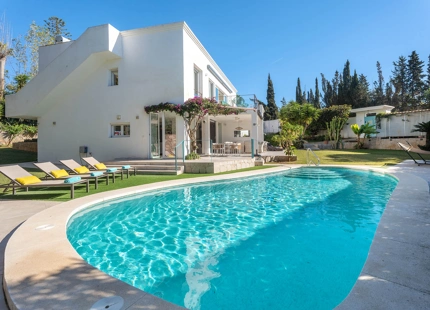 CONTEMPORARY FAMILY VILLA WITH SEA BREEZES AND PRIME CONNECTIVITY IN EL ROSARIO
