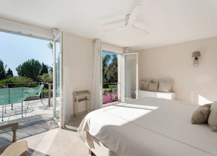 CONTEMPORARY FAMILY VILLA WITH SEA BREEZES AND PRIME CONNECTIVITY IN EL ROSARIO
