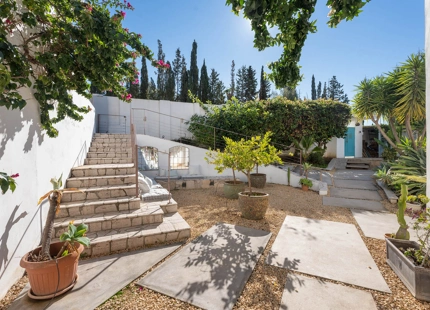 CONTEMPORARY FAMILY VILLA WITH SEA BREEZES AND PRIME CONNECTIVITY IN EL ROSARIO
