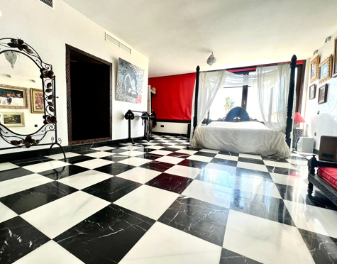 Town House for sale in Estepona East