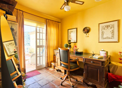 CHARMING TOWNHOUSE WITH PANORAMIC VIEWS IN BENAHAVÍS PUEBLO