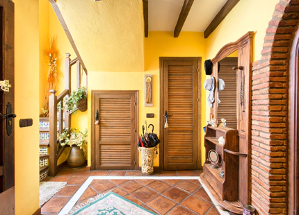 CHARMING TOWNHOUSE WITH PANORAMIC VIEWS IN BENAHAVÍS PUEBLO