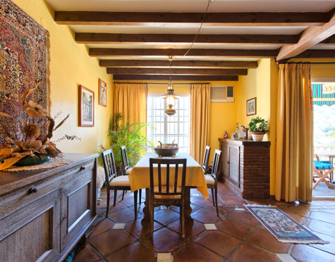 CHARMING TOWNHOUSE WITH PANORAMIC VIEWS IN BENAHAVÍS PUEBLO