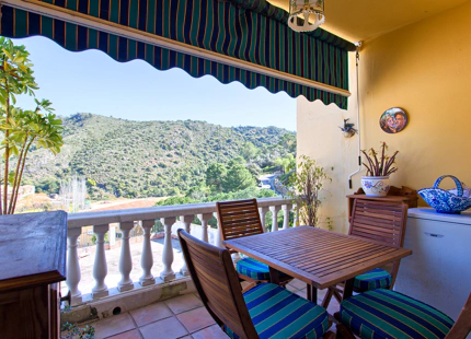 CHARMING TOWNHOUSE WITH PANORAMIC VIEWS IN BENAHAVÍS PUEBLO