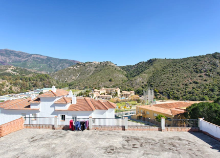 CHARMING TOWNHOUSE WITH PANORAMIC VIEWS IN BENAHAVÍS PUEBLO