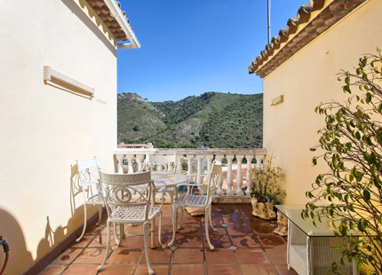 CHARMING TOWNHOUSE WITH PANORAMIC VIEWS IN BENAHAVÍS PUEBLO