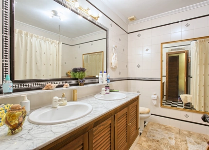CHARMING TOWNHOUSE WITH PANORAMIC VIEWS IN BENAHAVÍS PUEBLO