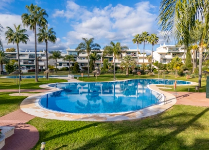 REFURBISHED APARTMENT WITH EXPANSIVE TERRACE FOR SALE IN NUEVA ANDALUCÍA