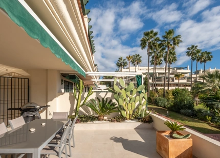 REFURBISHED APARTMENT WITH EXPANSIVE TERRACE FOR SALE IN NUEVA ANDALUCÍA