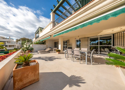 REFURBISHED APARTMENT WITH EXPANSIVE TERRACE FOR SALE IN NUEVA ANDALUCÍA