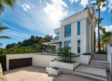 FRONTLINE GOLF VILLA WITH PANORAMIC SEA VIEWS IN LA QUINTA