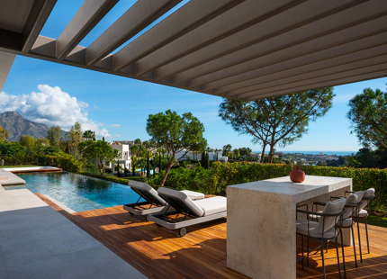 FRONTLINE GOLF VILLA WITH PANORAMIC SEA VIEWS IN LA QUINTA