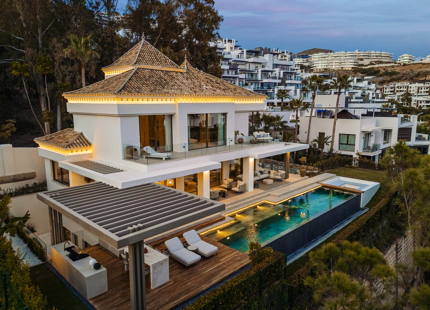 FRONTLINE GOLF VILLA WITH PANORAMIC SEA VIEWS IN LA QUINTA