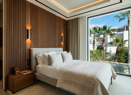 FRONTLINE GOLF VILLA WITH PANORAMIC SEA VIEWS IN LA QUINTA