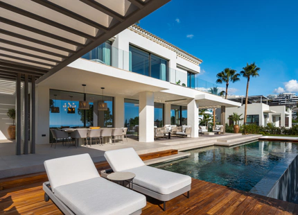 FRONTLINE GOLF VILLA WITH PANORAMIC SEA VIEWS IN LA QUINTA