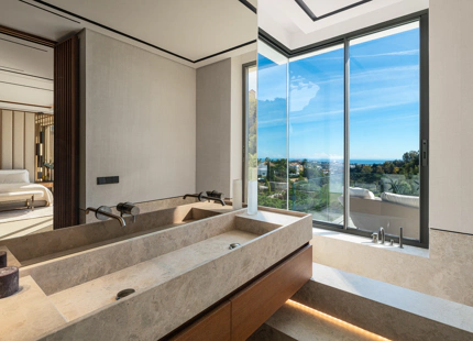 FRONTLINE GOLF VILLA WITH PANORAMIC SEA VIEWS IN LA QUINTA