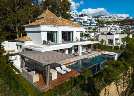 FRONTLINE GOLF VILLA WITH PANORAMIC SEA VIEWS IN LA QUINTA