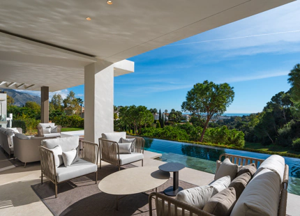 FRONTLINE GOLF VILLA WITH PANORAMIC SEA VIEWS IN LA QUINTA