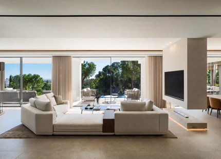 FRONTLINE GOLF VILLA WITH PANORAMIC SEA VIEWS IN LA QUINTA