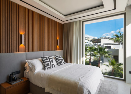 FRONTLINE GOLF VILLA WITH PANORAMIC SEA VIEWS IN LA QUINTA
