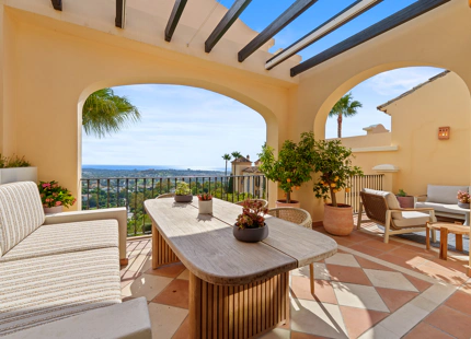ÁTICO DE LUJO CON VISTAS PANORÁMICAS AL MAR Y LA MONTAÑA EN LA QUINTA