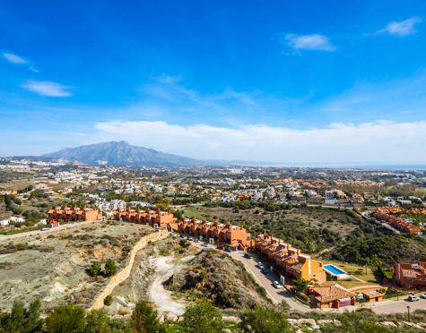 CASA ADOSADA DE ESTILO LOFT CON VISTAS ABIERTAS EN VENTA EN MARBELLA VIEWS, BENAHAVÍS