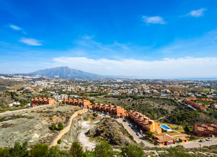 CASA ADOSADA DE ESTILO LOFT CON VISTAS ABIERTAS EN VENTA EN MARBELLA VIEWS, BENAHAVÍS