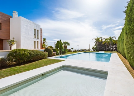 CASA ADOSADA DE ESTILO LOFT CON VISTAS ABIERTAS EN VENTA EN MARBELLA VIEWS, BENAHAVÍS